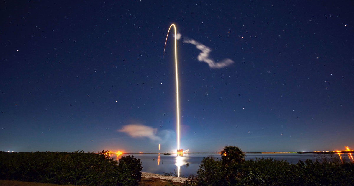La scia di un razzo Falcon 9 in decollo. Foto: Official SpaceX Photos