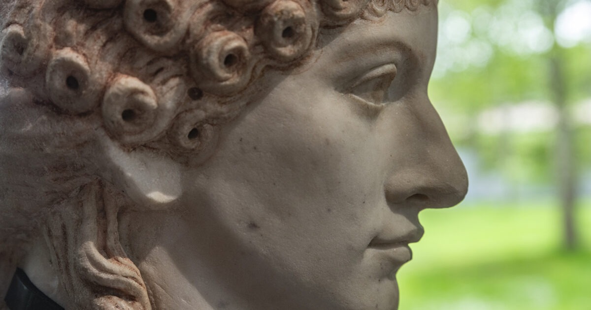 volto di donna in pietra