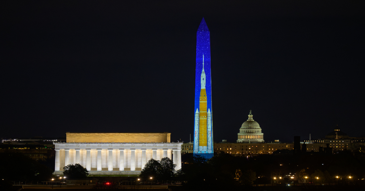 Il razzo SLS (Space Launch System) proiettato su uno dei monumenti di Washington DC. Foto: NASA/Bill Ingalls