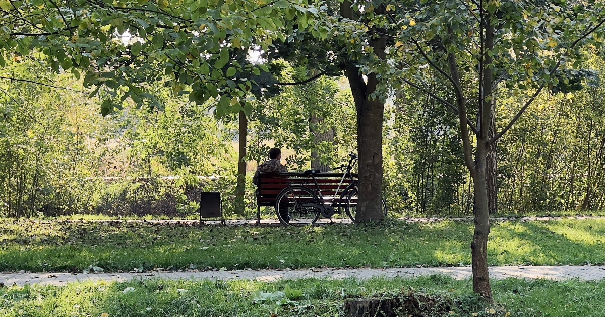 parco-urbano-panchina-bicicletta