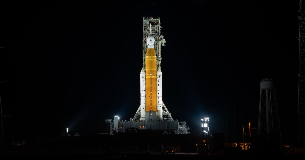 Il razzo SLS (Space Launch System) e la capsula Orion sulla rampa di lancio. Foto: NASA/Steven Seipel