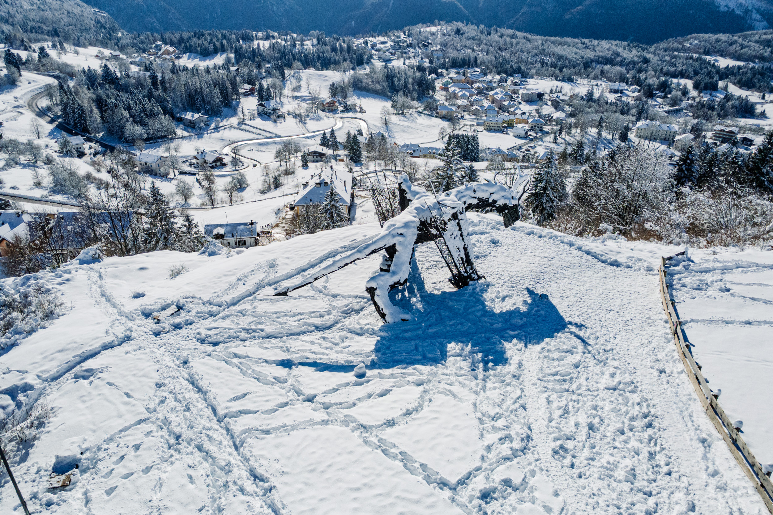 Drago Vaia Regeneration, il nuovo drago di Martalar, si trova a Magrè di Lavarone: nasce dalle ceneri del primo, misura 16 metri in lunghezza e 7 in altezza. Foto: Massimo Pistore
