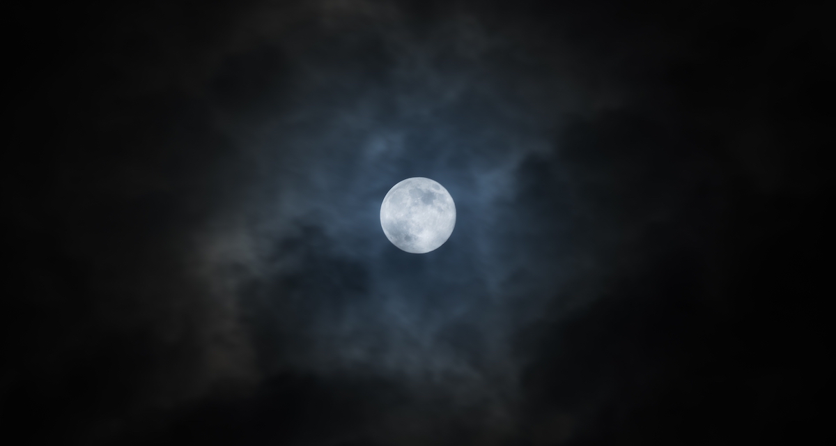 luna nel cielo nuvoloso