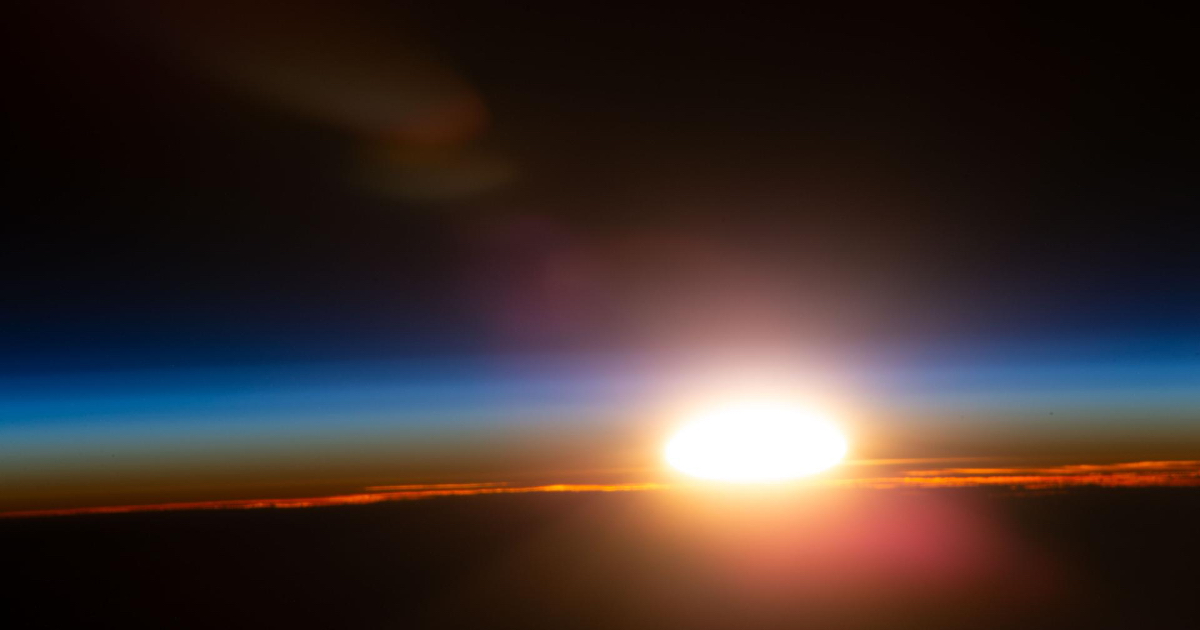 Un'alba dall'orbita terrestre. Foto: NASA