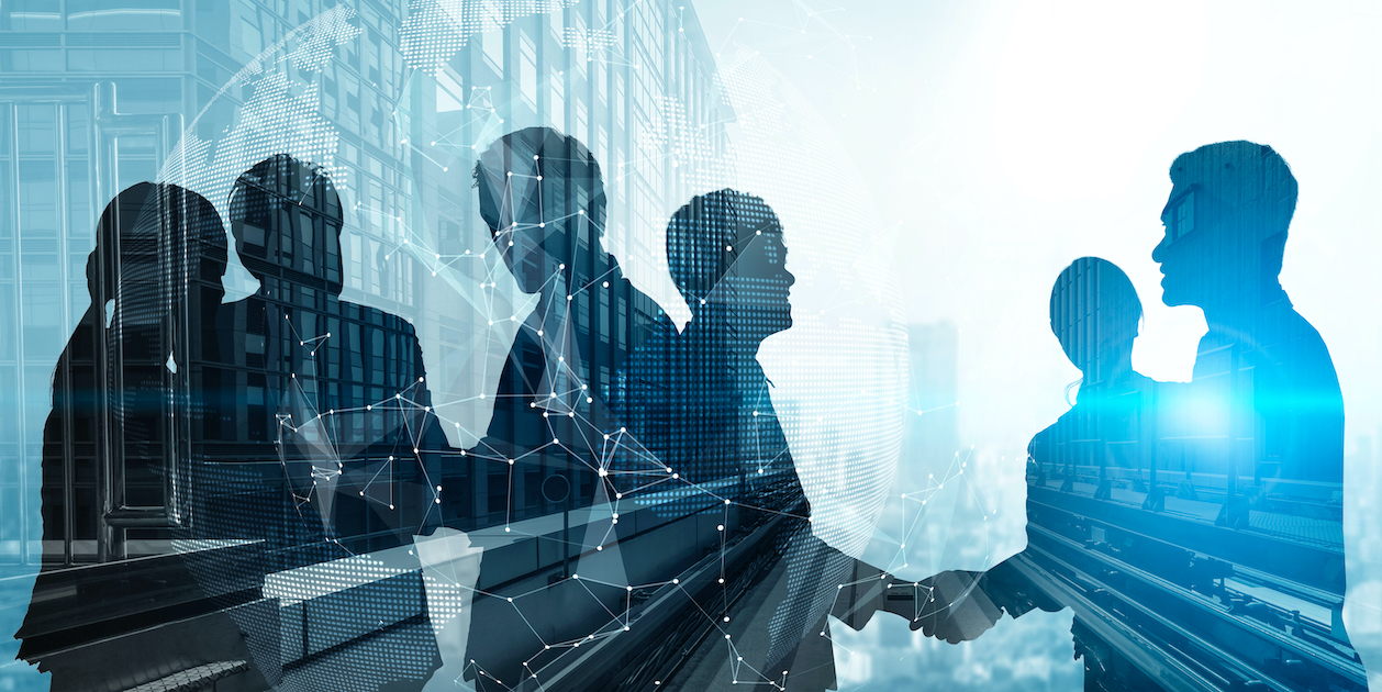 silouhettes di persone che si incontrano sgono grattacieli