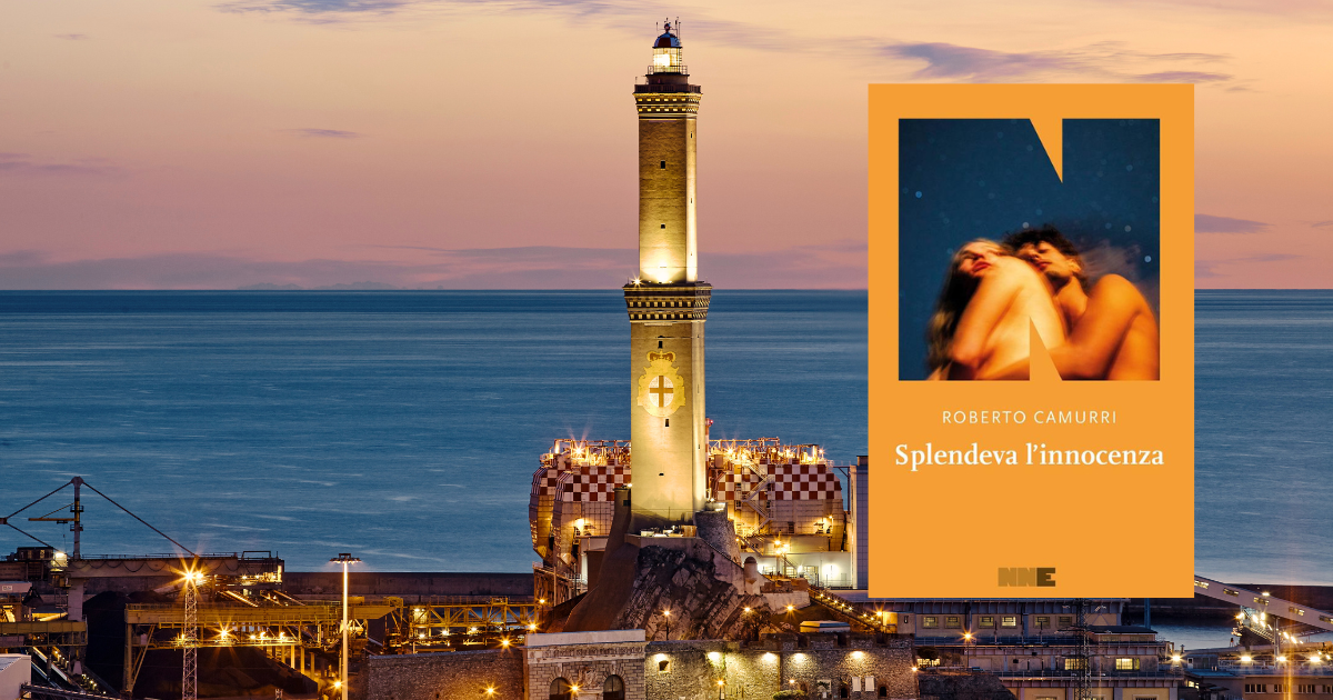 Fotografia della lanterna di Genova illuminata al tramonto sul mare, con il porto e alcune strutture industriali in primo piano. Sul lato destro è sovrapposta la copertina del romanzo Splendeva l’innocenza di Roberto Camurri, con un’immagine di due giovani abbracciati su sfondo scuro e il titolo in evidenza su fondo arancione.