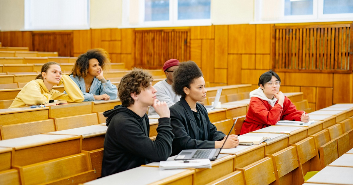 giovani universitari maschi e femminein aula