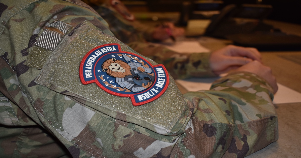 Un soldato membro della NACE, la National Space Defense Center Advanced Concept Experimentation il cui scopo è migliorare la prontezza operativa nello spazio. Foto: US Space Command