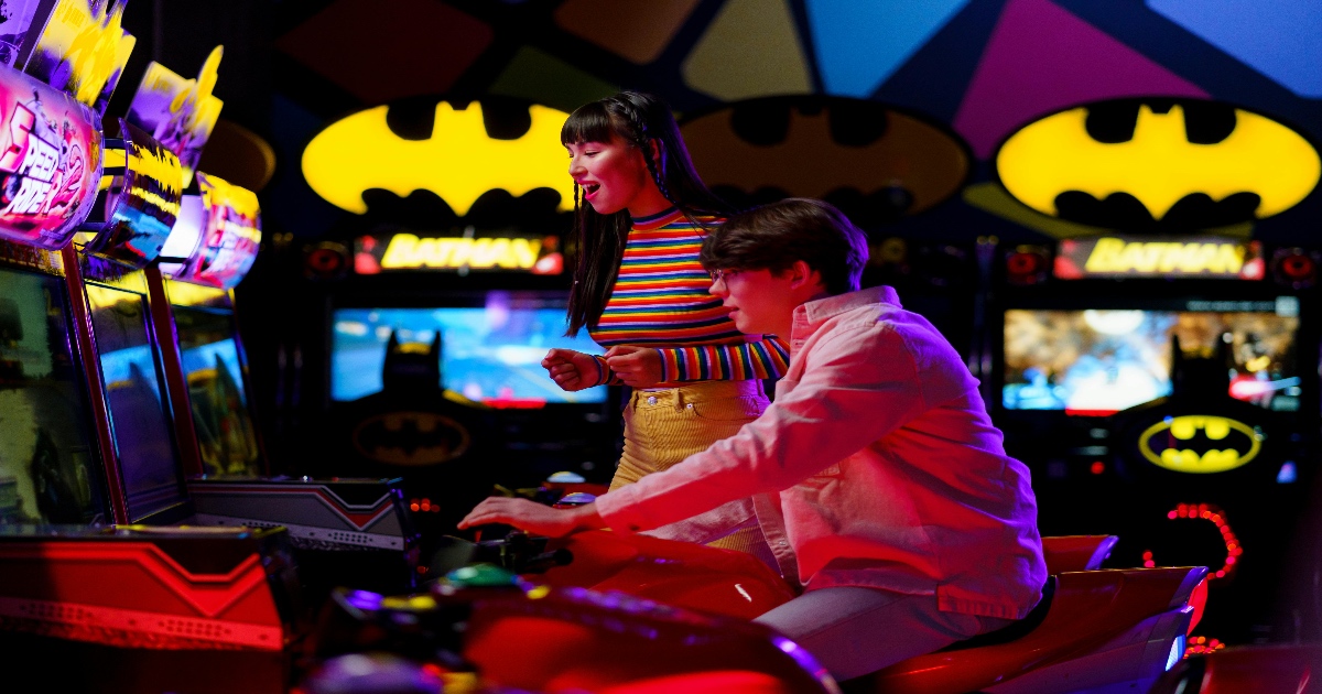 Una sala giochi in stile anni Ottanta. Foto: Pexel/Cottonbro
