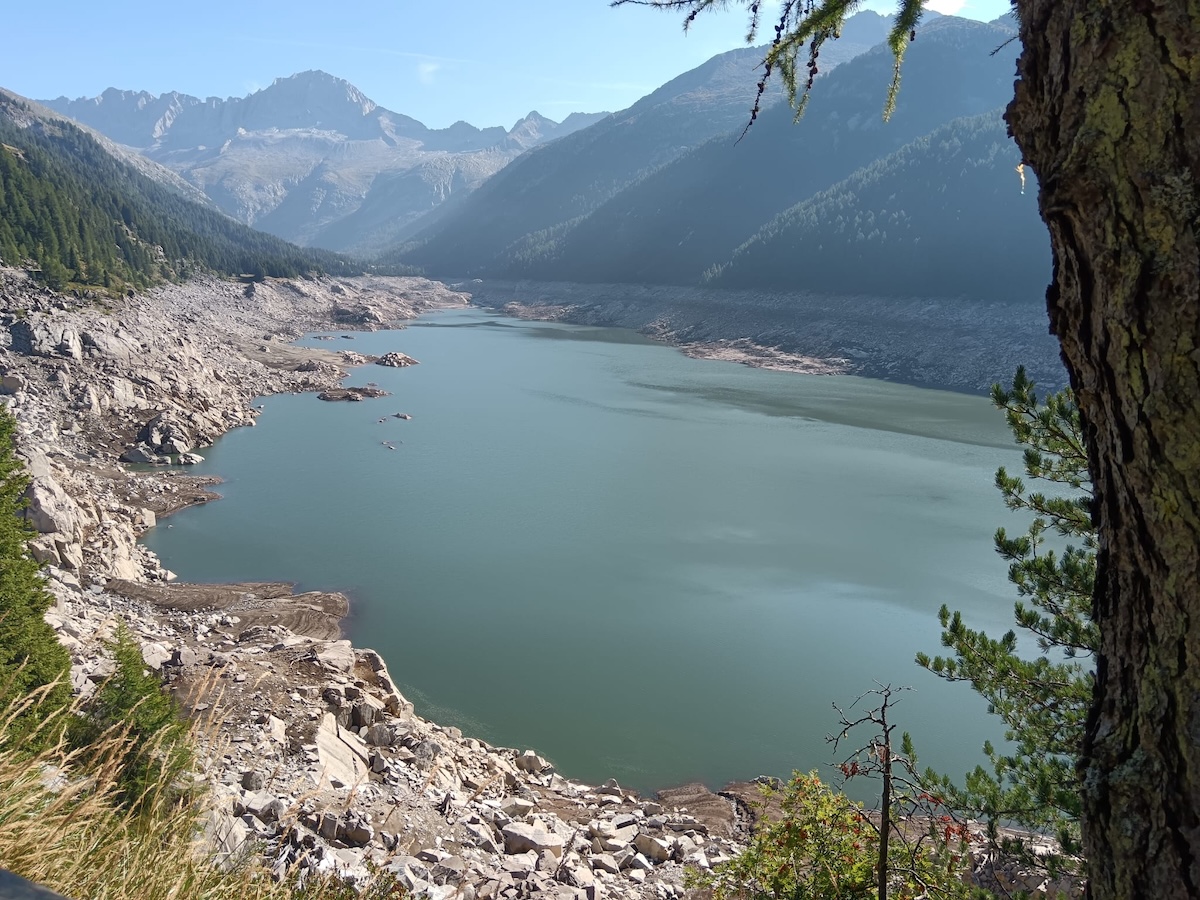 Basso livello dell'acqua nel lago della diga Malga Bissina, in Val di Fumo, Trentino, 18 agosto 2026