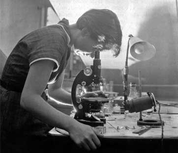 Rosalind Elsie Franklin in un laboratorio di Londra