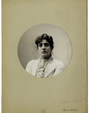 Ritratto di Eleonora Duse, fotografia Bettini, 1890 circa. Fondazione Giorgio Cini, Istituto per il Teatro e il Melodramma, archivio Duse Ritratto di Eleonora Duse, fotografia Bettini, 1890 circa. Fondazione Giorgio Cini, Istituto per il Teatro e il Melodramma, archivio Duse
