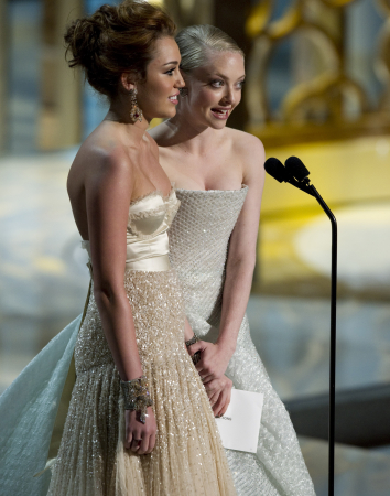 Miley Cyrus, Amanda Seyfried in corsetto Armani