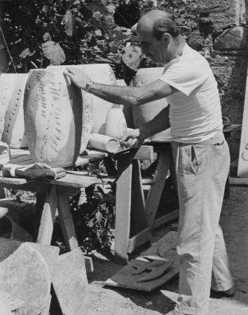 Lucio Fontana al lavoro, Albisola, primi anni Cinquanta. © Fondazione Lucio Fontana, Milano, by SIAE 2025