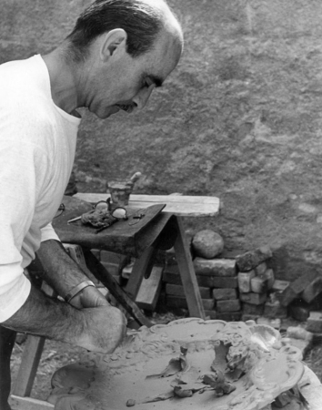 Lucio Fontana al lavoro, Albisola, primi anni Cinquanta. © Fondazione Lucio Fontana, Milano, by SIAE 2025