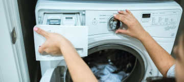 Nel mondo delle lavatrici, tra vestiti puliti e acque inquinate