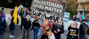 Israele, un premier all’angolo e quel parallelismo con Trump