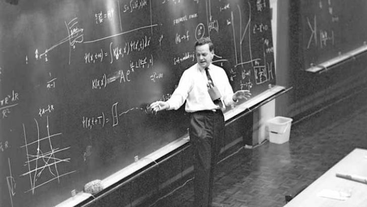 Feynman durante una lezione