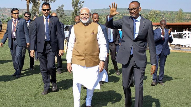 Kagame Modi Il primo ministro indiano Narendra Modi accompagnato dal presidente ruandese Paul Kagame