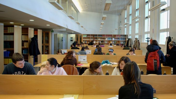 Studenti in biblioteca Studenti in biblioteca