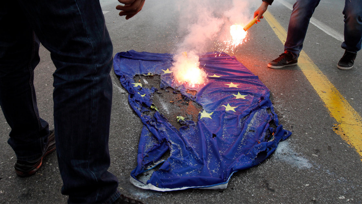 bandiera europea in fiamme