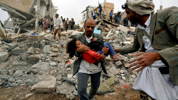 Una bambina estratta viva in Yemen dopo un bombardamento aereo. Foto: Reuters