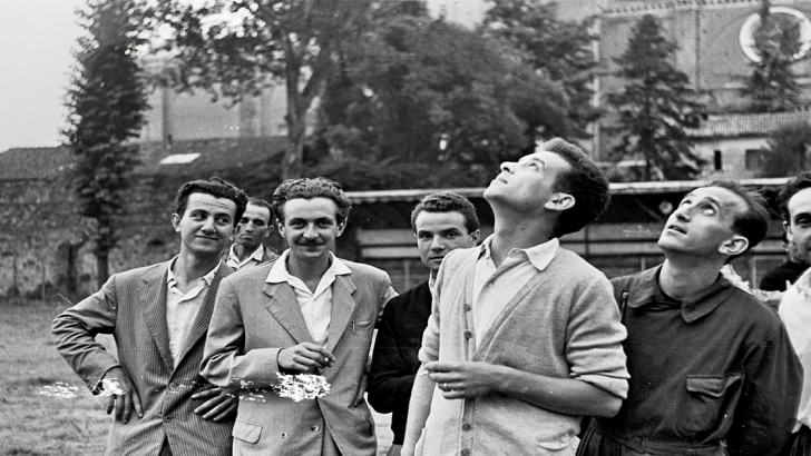 Gian Antonio Salandin, a sinistra, durante il lancio di palloni per lo studio dei raggi cosmici, Padova, 1953