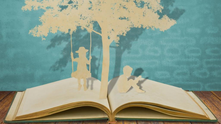 libro aperto con rilievo rappresentante un albero e due bambini