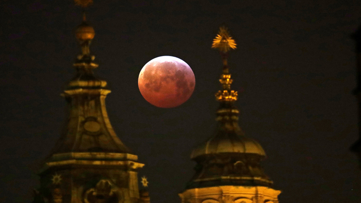 Un'immagine della Luna durante l'eclissi totale del 21 gennaio 2019. Foto: Reuters