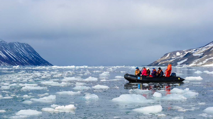 Un gruppo in esplorazione in un fiordo di Hornsund, Svalbard