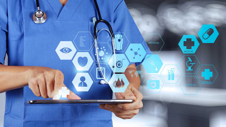 medico con tablet