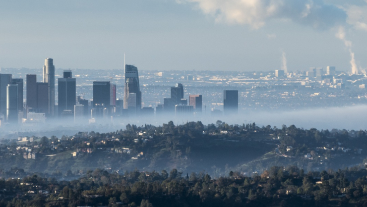 una veduta di Los Angeles con nebbia ed emissioni inquinanti