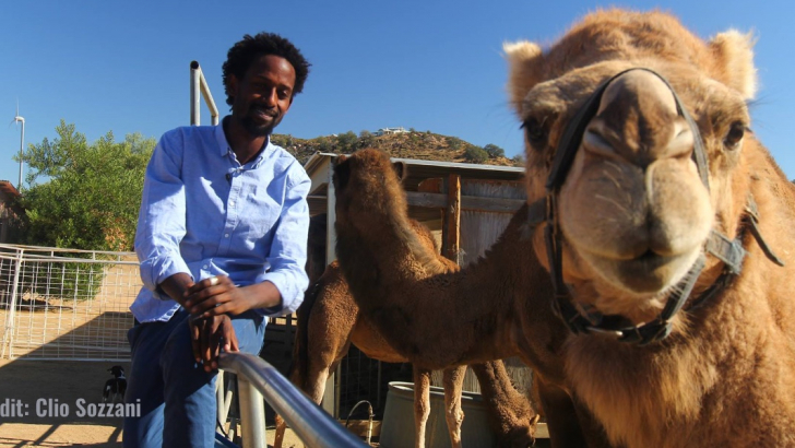 Roba Bulga, il giovane etiope che ha intuito le potenzialità del latte di cammella per i pastori della regione dei Karrayyu