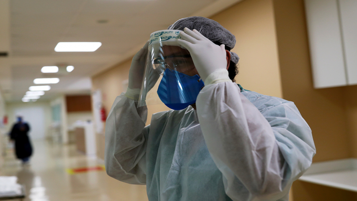 Un medico in corsia durante la pandemia di Covid-19