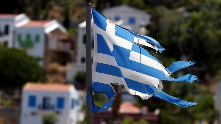 Una bandiera greca sulle rive di Kastellorizo