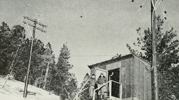Erecting antennas for the radiotelephone station - Bell company - Colorado (1922)