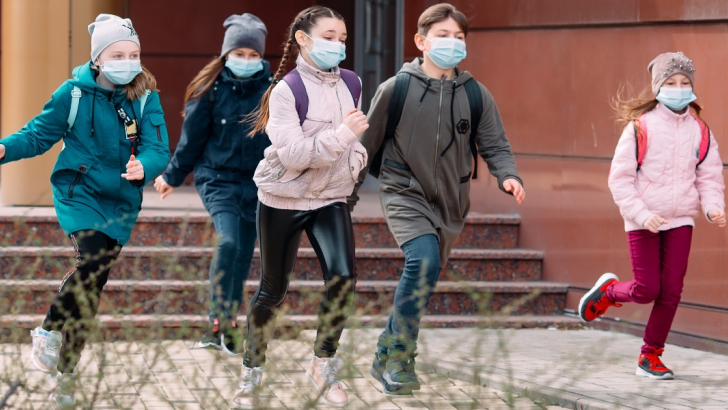 bambini all'uscita da scuola