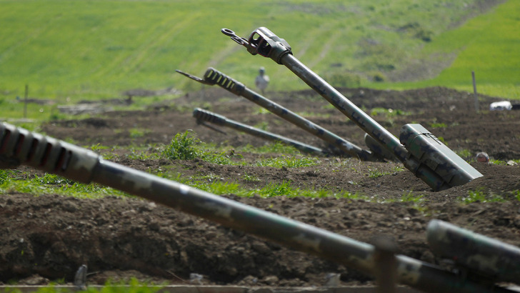 Artigliera armena al confine con il l Nagorno-Karabakh 