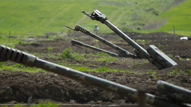 Artigliera armena al confine con il l Nagorno-Karabakh