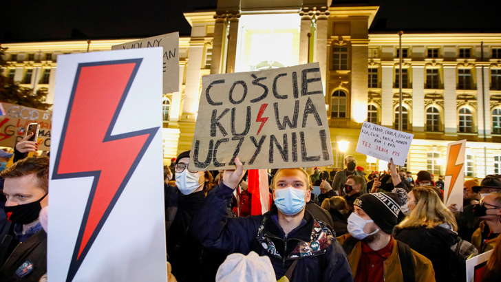 manifestazioni in piazza contro le leggi sull'aborto in Polonia
