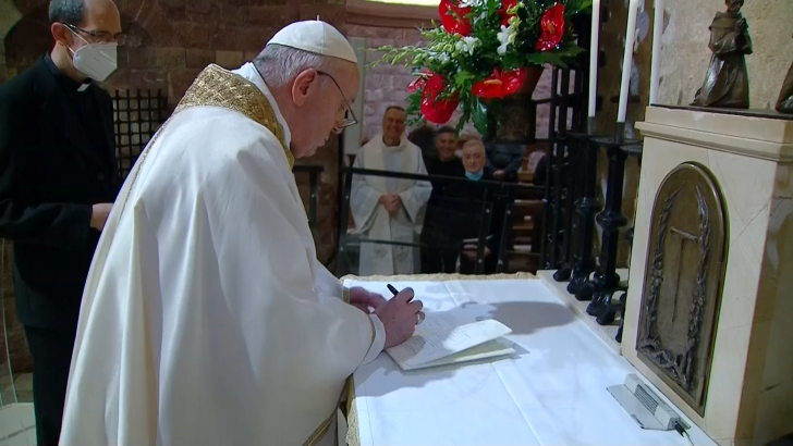 Papa Francesco firma l'enciclica
