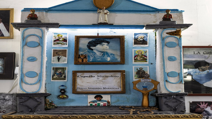 Napoli, un altare dedicato a Maradona, considerato un mito del calcio. Foto: contrasto