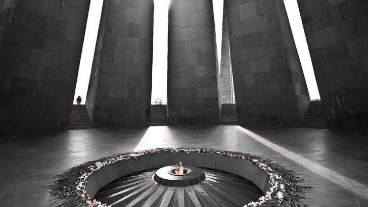 Il memoriale del genocidio armeno a Erevan. Foto: z@doune (Flickr)