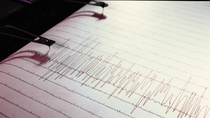 Un sismografo, strumento per registrare i terremoti