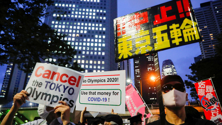 Una manifestazione di protesta contro le Olimpiadi in Giappone. Foto: Reuters