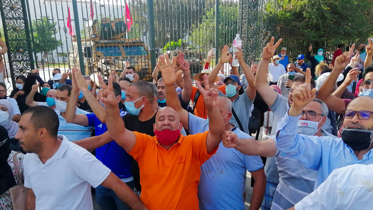 Manifestazioni al di fuori del Parlamento a Tunisi. Foto: Reuters