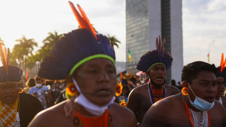 Protesta degli indigeni brasiliani. Foto di Amanda Perobelli per Reuters.