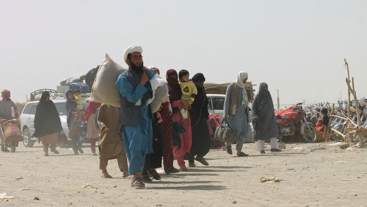 Profughi afgani al confine con il Pakistan. Foto: Reuters