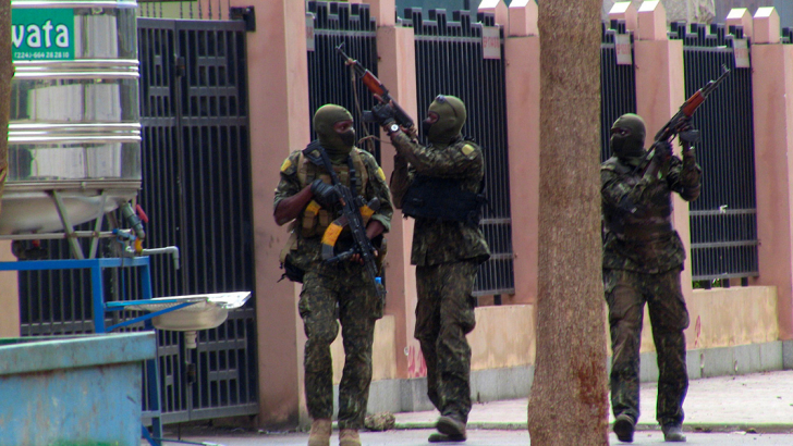 Le forze speciali militari durante il golpe in Guinea. Foto: Reuters