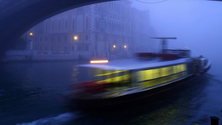Un vaporetto a Venezia. Foto: Contrasto